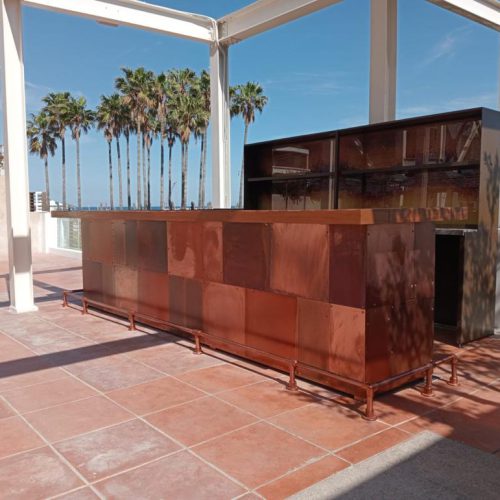 Barra de restaurante en hierro con acabado en cobre mate