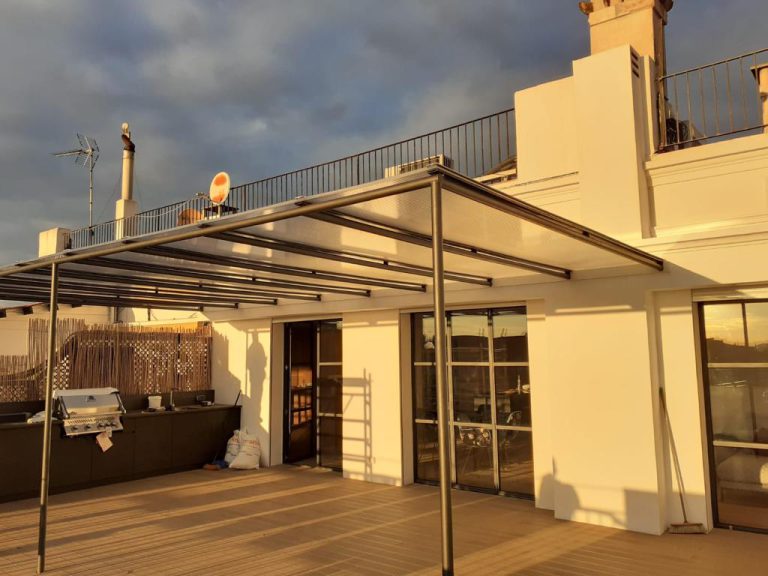 Lee más sobre el artículo Pérgola con techo de policarbonato celular transparente